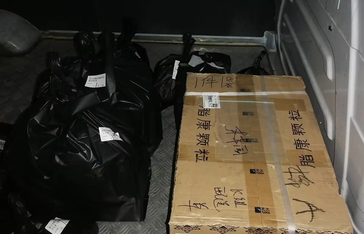 配送车厢内待交付货品实景