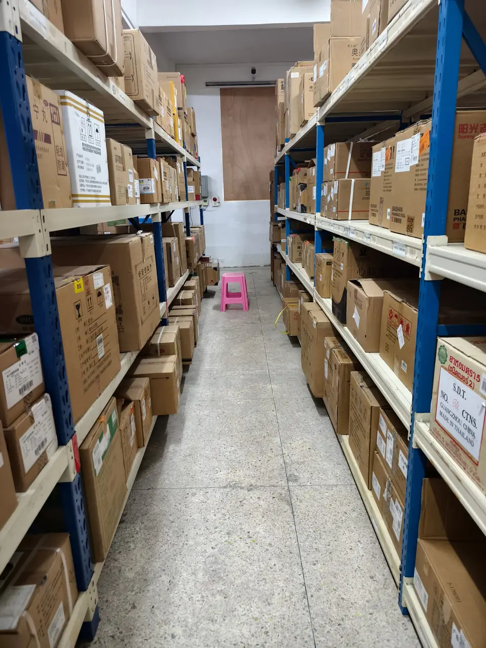 药品仓库货架通道实景