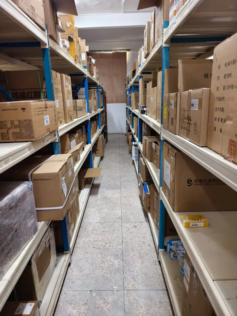 药品仓库另一侧货架通道实景